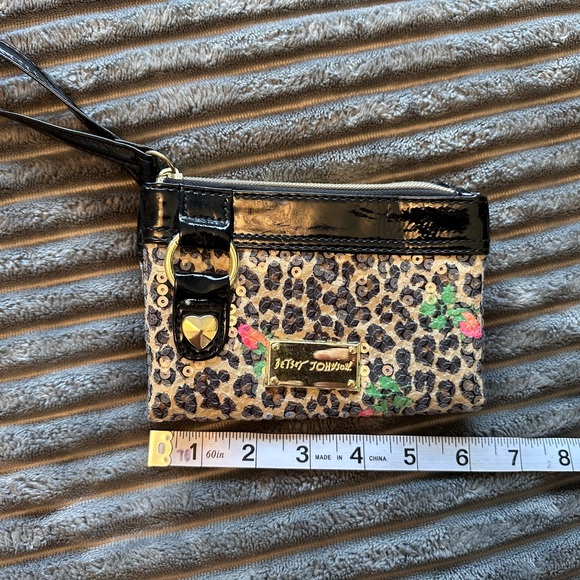 Betsey Johnson Wristlet, like new - Picture 1 of 6